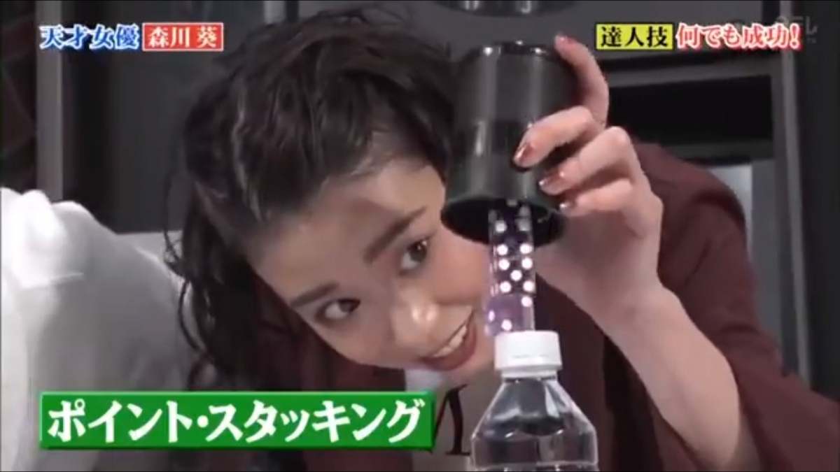 【森川葵達人】森川葵亦挑戰了「一立骰」,森川葵練了一個小時,成功把骰子全疊在一起;之後她還挑戰了達人用了半年才做到的「Cut Staking」,森川葵也很快就練起來了!