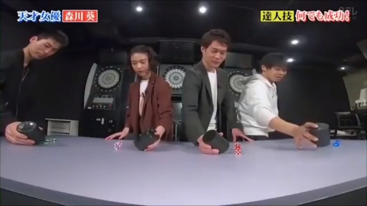 【森川葵達人】森川葵亦挑戰了「一立骰」,森川葵練了一個小時,成功把骰子全疊在一起;之後她還挑戰了達人用了半年才做到的「Cut Staking」,森川葵也很快就練起來了!
