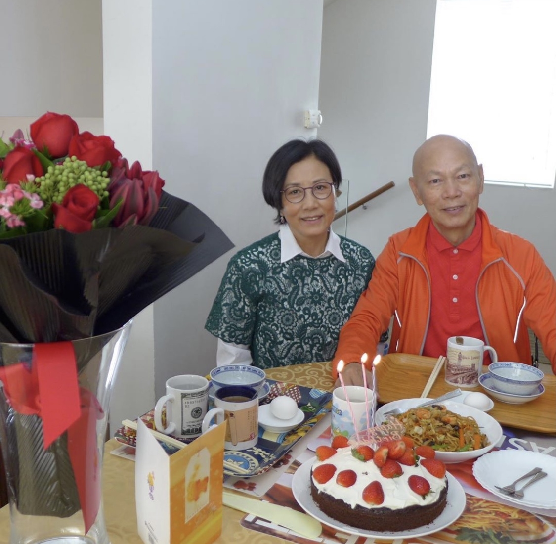 汪阿姐曬衫4汪阿姐與家英哥的愛巢位於西貢,是一間樓高3層的獨立豪宅,她也經常分享自己的婚後家居趣事和甜蜜的愛情故事。照片中也引來單立文(豹哥)老婆胡蓓蔚來留言,大讚阿姐的衫很美!大聊女人扮靚的心得,更聊得興高采烈。