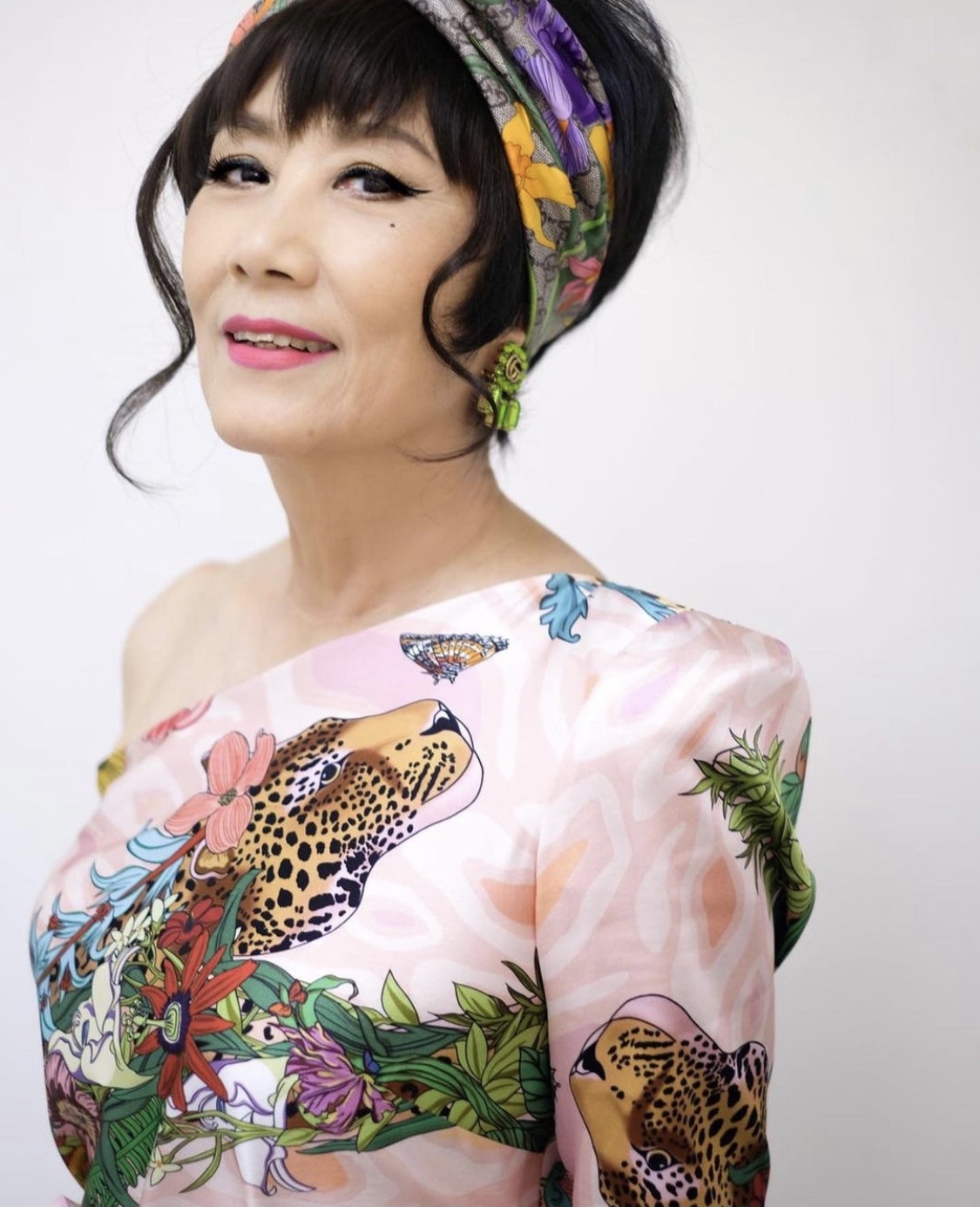 汪明荃(汪阿姐)昨日於Instagram上分享她在天台「大曬」衣服的照片,在晴天下晾曬衣物作護理。除了一堆名牌和華麗的衣衫成焦點外,其居所的天台也大得讓人羨慕成網民話題。另外,單立文(豹哥)的老婆胡蓓蔚也與阿姐在留言中大訴婚後生活的扮靚之道,當中阿姐更呻買衫扮靚時常被家英哥斥「浪費大曬,買層樓好過」!汪阿姐曬衫9