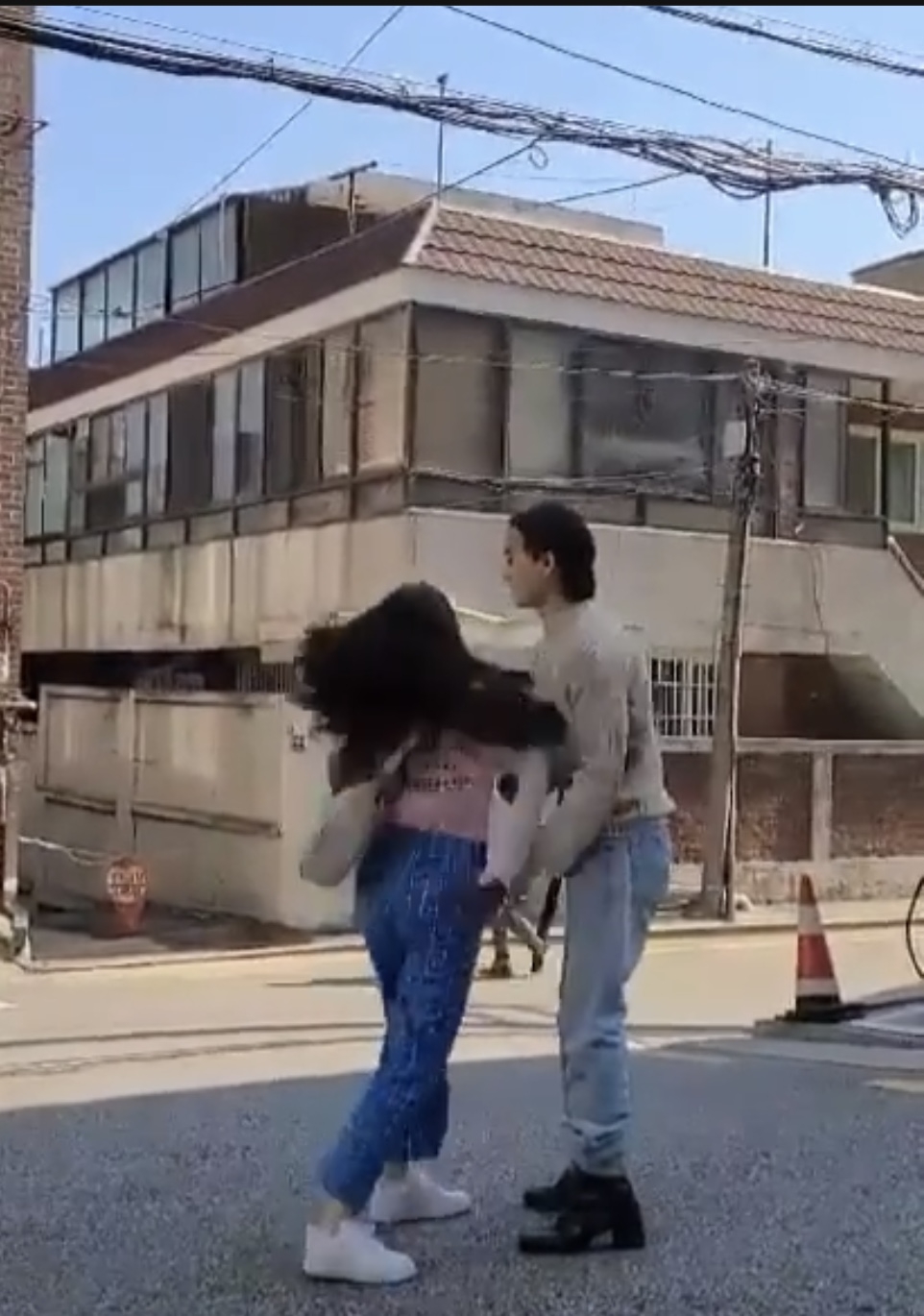 泫雅撒嬌15他們也經常會在社交平台上放閃,上載彼此的美照和分享他們的日常生活。近日,Dawn的IG上載了一條泫雅對著Dawn發脾氣的影片,像一般情侶那樣,泫雅在街道上「扭計」,而Dawn就非常無奈,只好給予擁抱及拍肩安慰~但泫雅看一看手機,似乎怒火還未熄,然後不停跳和扭動身體撒嬌!