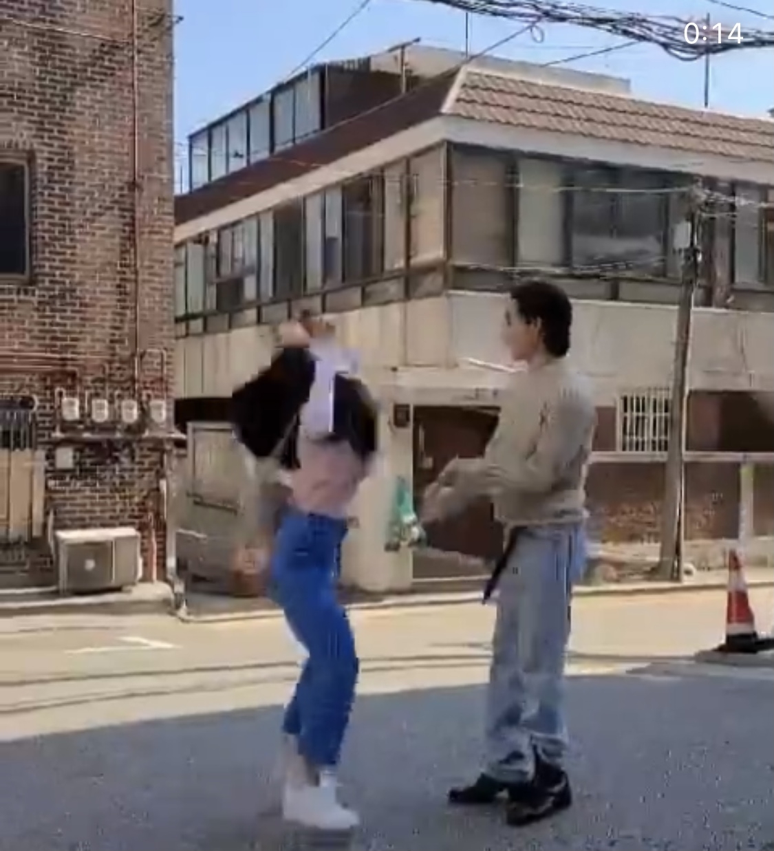 泫雅撒嬌8他們也經常會在社交平台上放閃,上載彼此的美照和分享他們的日常生活。近日,Dawn的IG上載了一條泫雅對著Dawn發脾氣的影片,像一般情侶那樣,泫雅在街道上「扭計」,而Dawn就非常無奈,只好給予擁抱及拍肩安慰~但泫雅看一看手機,似乎怒火還未熄,然後不停跳和扭動身體撒嬌!