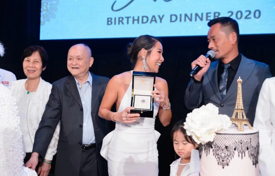 【洗米華】生日派對上送了20多卡超巨鑽石戒指給老婆,洗米嫂之後更在個人社交平台曬出照片和短片,心情愉悅表示:「幸運是我!」