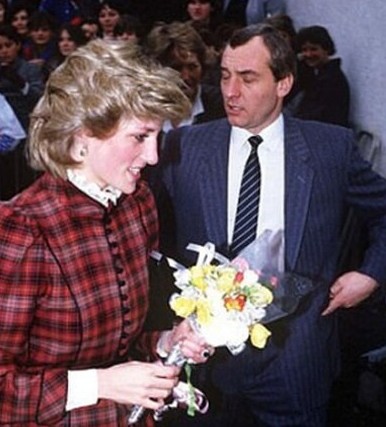 【英國王室-戴安娜王妃】1992、1993年戴安娜曾在公開演講錄下影片,承認1985年間曾跟「曼內克」相戀,但是卻沒有公開性姓名