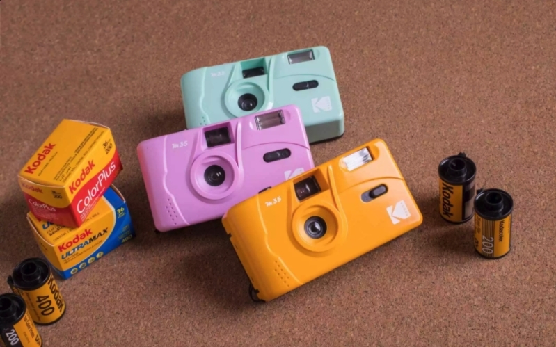 近日在社交媒體上經常看見柯達(Kodak)所推出的「Kodak M35」傻瓜機身影,