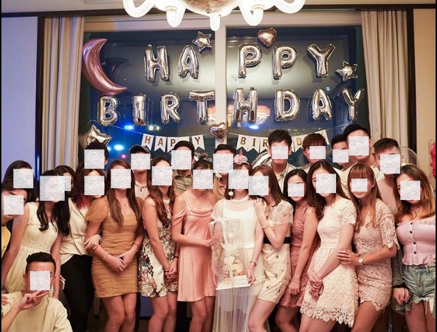 酒店staycation20港女7日前,因一班港女在半島酒店staycation慶生疑違反限聚令和酒店規矩而被熱議,20人的屈蛇更被網民大鬧他們:「不負責任,疫情期間也不自律」和「自私港女」,更被起底,而該位壽星港女其後也有公開道歉。