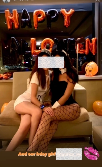 酒店staycation30港女15自半島酒店被爆出有逾20人的屈蛇港女staycation派對後,人人都在疫情期間自律防疫,避免多人聚會。但是昨日又有港女「群P」Staycation活動在君悅酒店房逼入30人開萬聖節Party!他們的合照中,人們紛紛在房中尋找自己拍照的位置,更由地下逼到上天花板,幾位高調發佈相片的港女更被起底被罵自私。