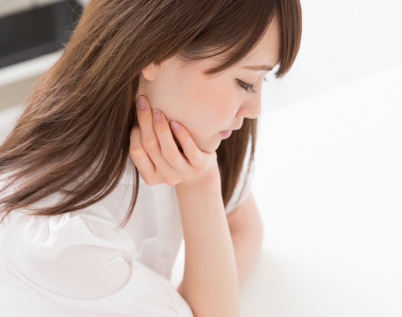 【雙下巴成因】平日自拍時總會不經意露出了惱人的雙下巴,令臉型顯得圓潤肥腫,在人群中變成了超突出的「大臉女生」,拍照時都沒了自信心!