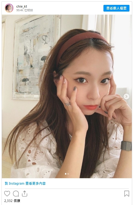 【雙下巴成因】比較肥胖的人士也是較易顯現雙下巴,不少人因新陳代謝隨著年齡變慢,日常又沒有運動的習慣,體重也慢慢增加,令到身上的脂肪變多了