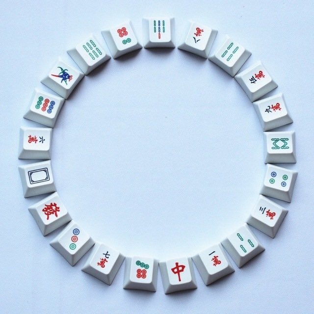 麻雀鍵盤10日本日前推出一款這款「麻將鍵盤按鈕」!對於喜歡打麻將的朋友來說,這一款一定是必買啊!在上班打字的時候,通常也會覺得沈悶,只要加上超特別的麻將鍵,一定可以燃點你的激情,寓工作於娛樂!這些「迷你麻雀」超可愛,還可以在獨自一人時過過手癮,邊打字邊甩牌,又或是看著一副大三元大四喜滿足一下~超療癒的!