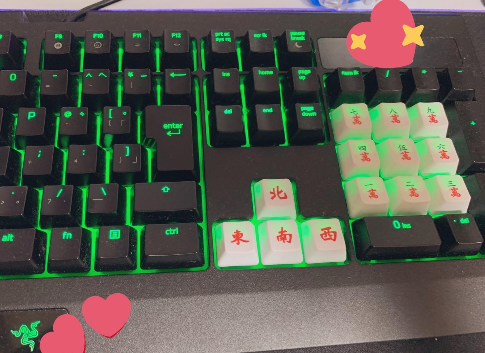 麻雀鍵盤6另外也有網民配上發光鍵盤,讓麻雀看起來超神氣~氣勢簡直直逼「賭神」啊!