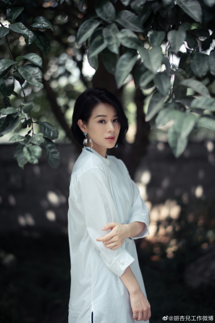 當被問到自身最大的優勢是什麼時，胡杏兒就這樣回答：「最大的優勢可能就是我來自中國香港，但我的劣勢，也是因為我是來自中國香港。」