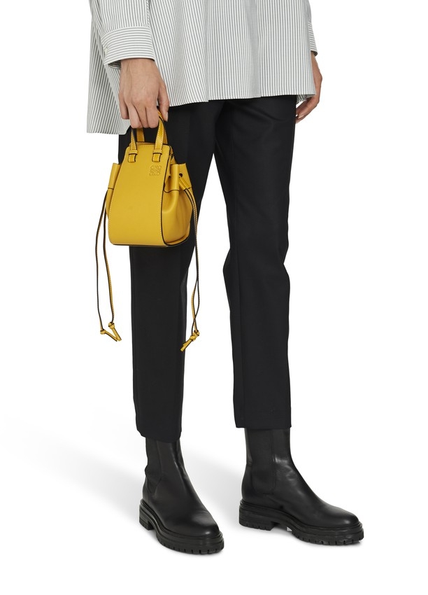 LOEWE Mini Hammock shoulder bag HK$14,800 優惠價HK$10,952