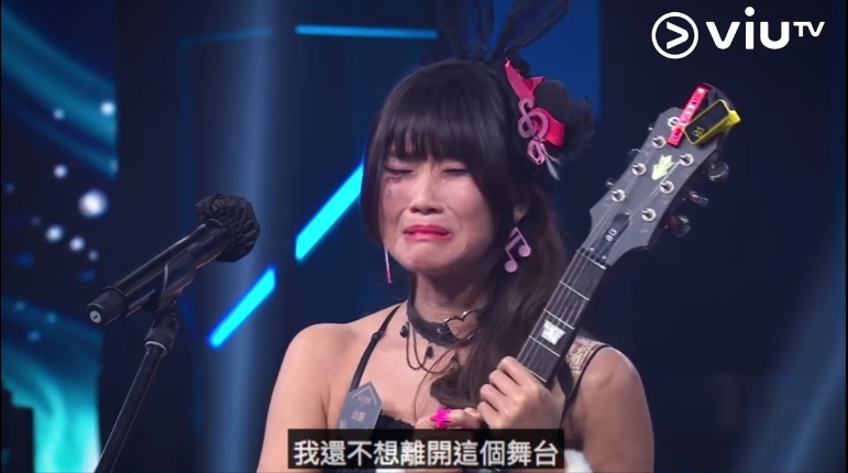 【全民造星III葉小妍】葉小妍聽到卓韻芝的批評後,情緒突然崩潰,並大哭:「對唔住,我好驚好緊張!我唔想離開呢個舞台住呀!」