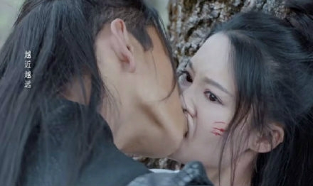 王大陸李沁11他因為親得太用力,導致李沁的嘴巴變形,臉型扭曲!這一幕李沁超像被「章魚」強行吸在嘴巴般,搞笑的截圖也被網友瘋傳。李沁一向「仙女級」的美貌也被王大陸一秒盡毀!