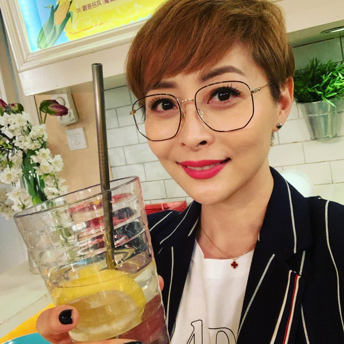 深得民心的「李笑好」一丑角讓湯盈盈一炮而紅,更奪得當年的「最佳女配角」,比女主角宣萱還紅,受到電視台的重用,因醜成名紅過一時。
