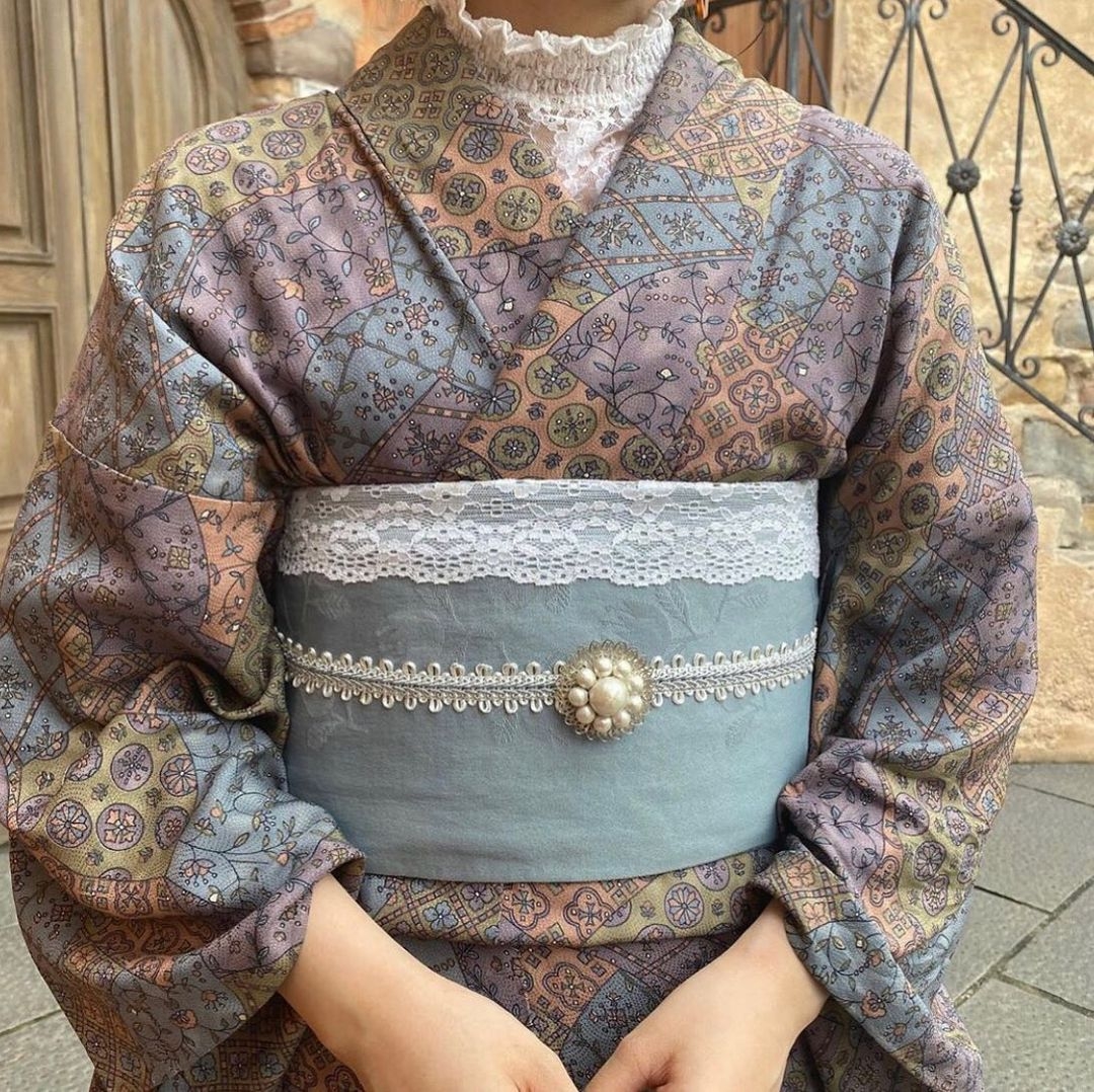 蕾絲、網紗和珍珠等元素貫穿在和服的領口、腰帶和袖口等位置,充滿女性柔媚的魅力