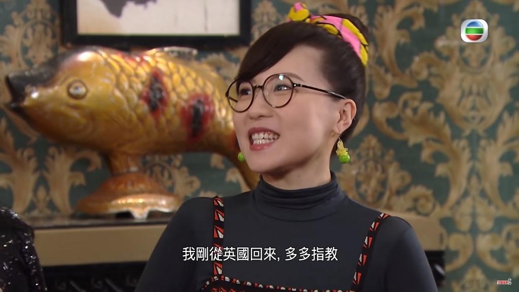 故事講述從英國回流的蔡玉皎因為奇怪的打扮以及平凡的外貌而獲回歸威龍集團的「大小姐」龍力蓮選中