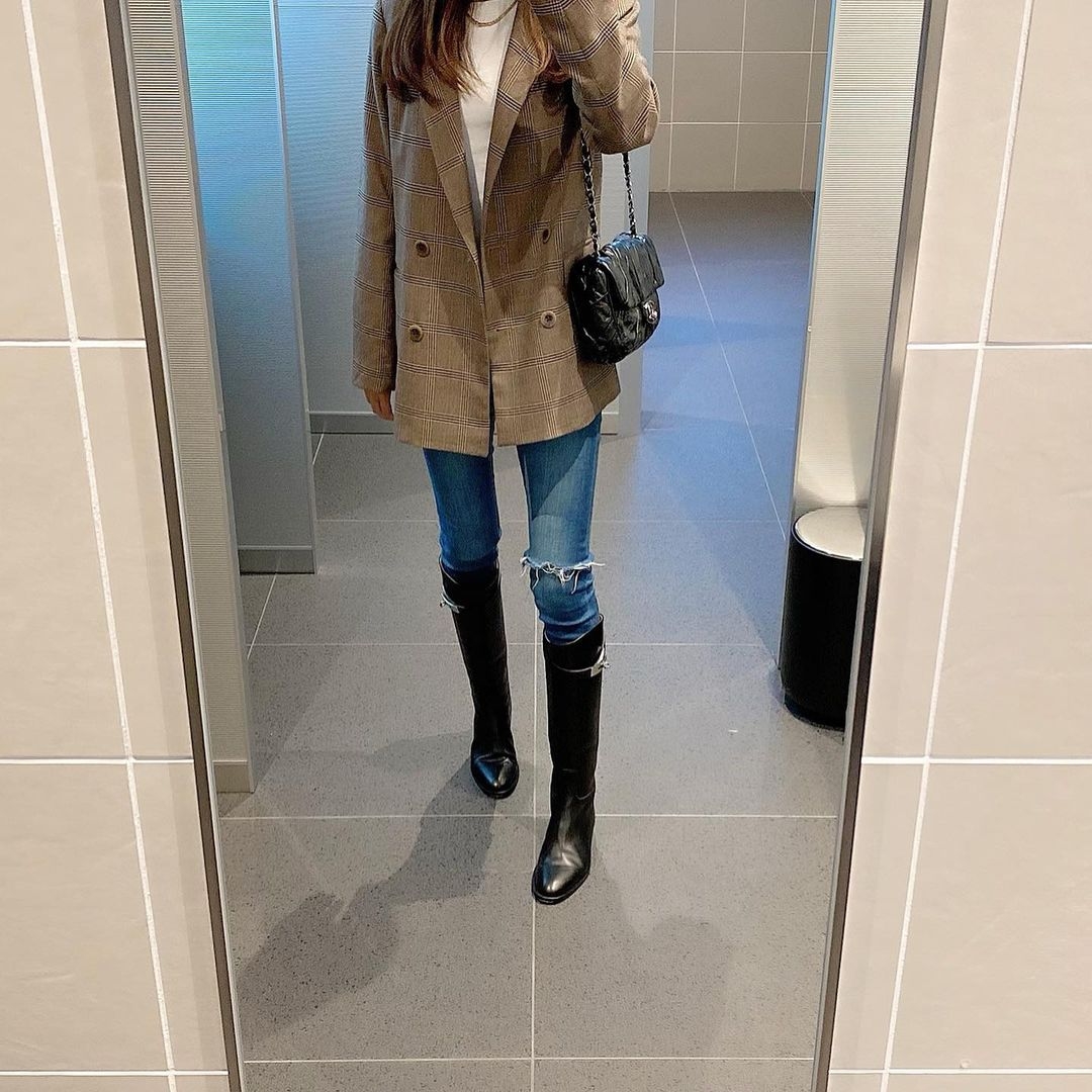  Hermès 手袋款中體現到之外，它們家的鞋款也同樣貫徹極簡風格！無論是平底及膝長靴 Jumping Kelly，