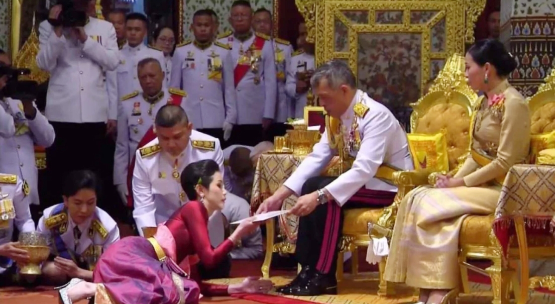 詩妮娜被赦免,除了被刊憲恢復其所有皇室頭銜和軍銜外,