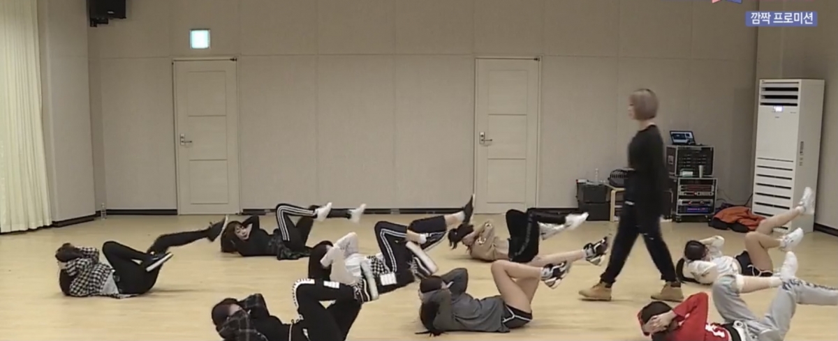 女團虐腹操step5a然後把速度加速一倍,這一次要做16下。然後再加速,像踏單車一樣,做30秒。