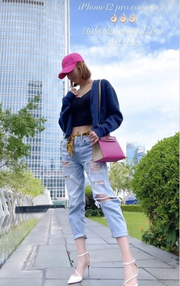 馮盈盈早前在其社交平台的IG story就曬出了價值約20萬元的Hermès Mini Kelly新手袋,據悉這個新袋是VIP專屬的拼色,只有VIP才可以訂製