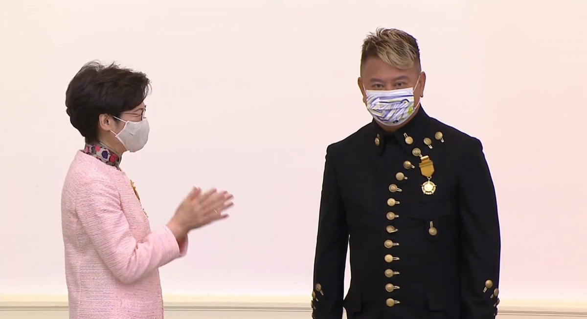 在這當中,獲銅紫荊勳章的藝人陳百祥衣著十分「搶眼」,甚至更引起不少網民「惡搞」。