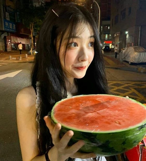 哪知他卻在結帳結束後一直自己手拿著西瓜牛奶走了好一段路,