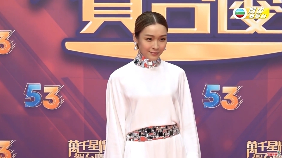 日前適逢2020年TVB台慶,一眾女星都把握機會「大曬性感」爭妍鬥麗,李佳芯卻一反常態