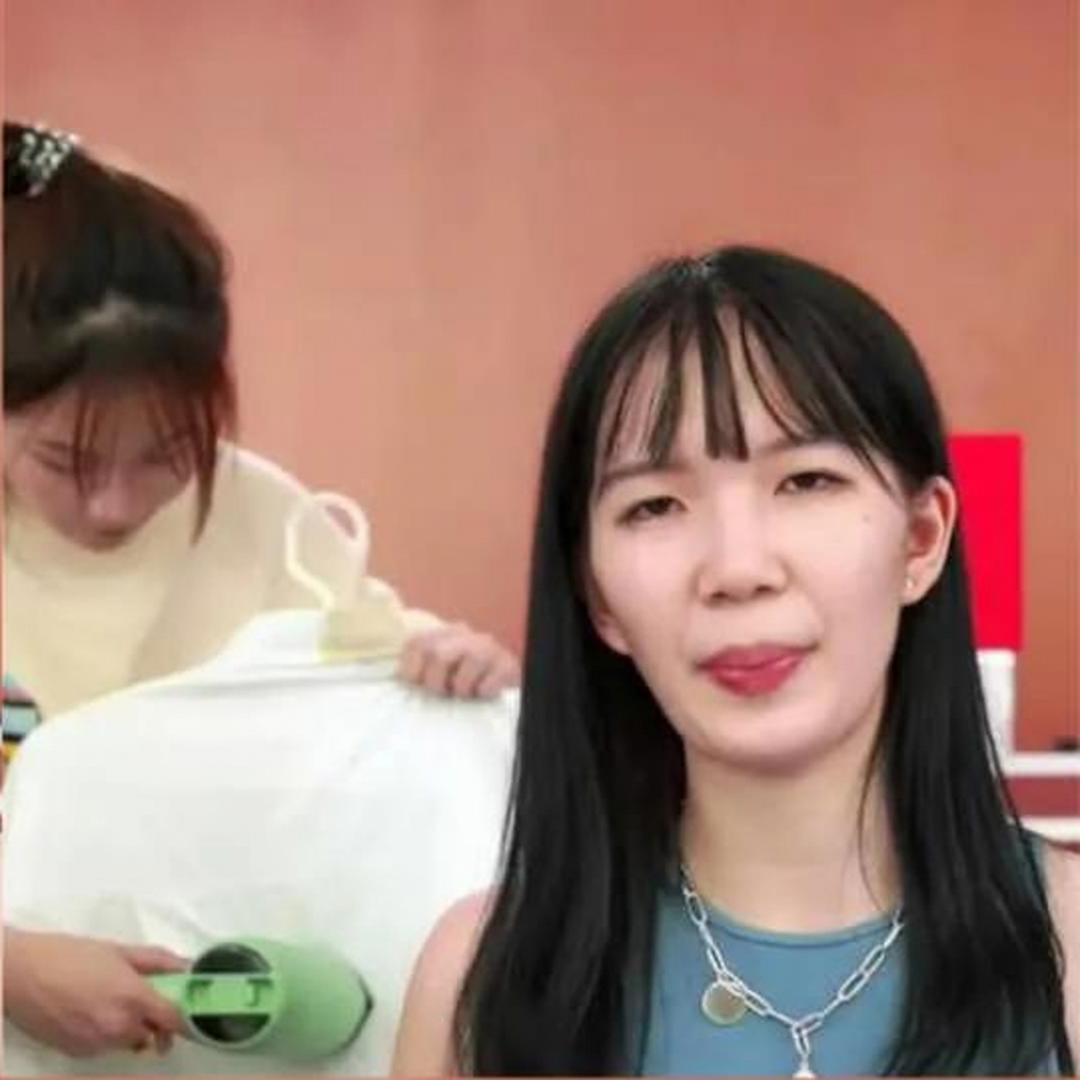 【大陸網紅濾鏡】直播中的她因去掉了濾鏡及修圖軟件的美化,整個「廬山真面目」現身在影片中,真身也明顯跟平日相片中的她有超大的落差