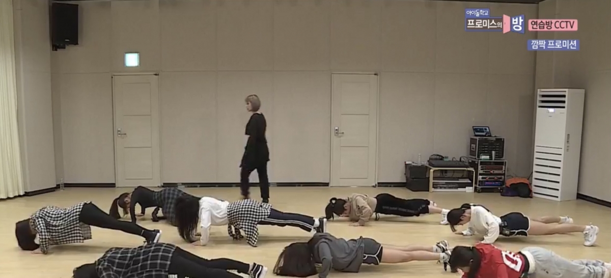 女團虐腹操step7c開始前可以休息10秒。手掌按地,加上用腳尖撐起身體,然後恍如做掌上壓般,只是在最高點,中間點和最低點(胸口還保持沒有碰到地上)都要有一下停頓。這個做4下即可。