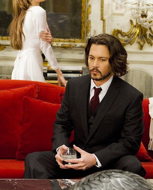 荷里活巨星Johnny Depp 今年因為與前妻子Amber Heard爆出家暴醜聞而聲譽盡毀。家暴真相存疑,雖然兩方各執一詞,但雙方因為官司跟醜聞都形象大插水,不過近日,Johnny Depp 因輸掉提告《太陽報》誹謗指他家暴的官司,令外界更確信他家暴的事實,讓形象到達不可挽救的地步。