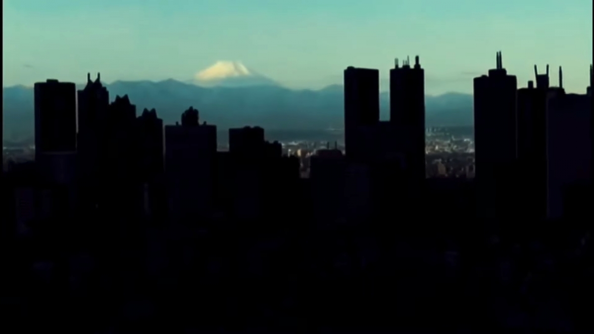 近日在Twitter瘋傳一條神奇影片,在影片中模擬我們住在環球影城門口的地球上,唯一的分別就是多了一句圍繞地球的Universal Studio字樣。突然,一個大黑影蓋著了地球不少表面,部分城市區域變得暗黑,民眾進入恐慌!