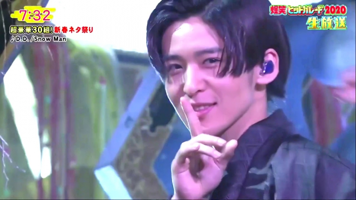 目黑蓮也一樣是97年生23歲,是Snow Man團體的成員!不過這一位樣子看起來就比較英氣,雖然也是屬於柔弱type,但是留著分旁的瀏海也挺帥氣,身高也有184cm!~裝起可愛來更有一點稚氣~不過曾經有傳他整容過眼睛!