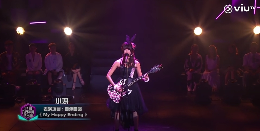 【全民造星III葉小妍】葉小妍之後就直接唱出她的表演曲目—Avril Lavigne《My Happy Ending》,但是當唱出頭幾句時,給人在K房唱K的感覺