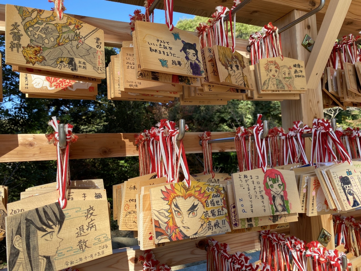 神社內更有不少畫功精湛的鬼滅粉絲即席畫上各式各樣的鬼滅風繪馬