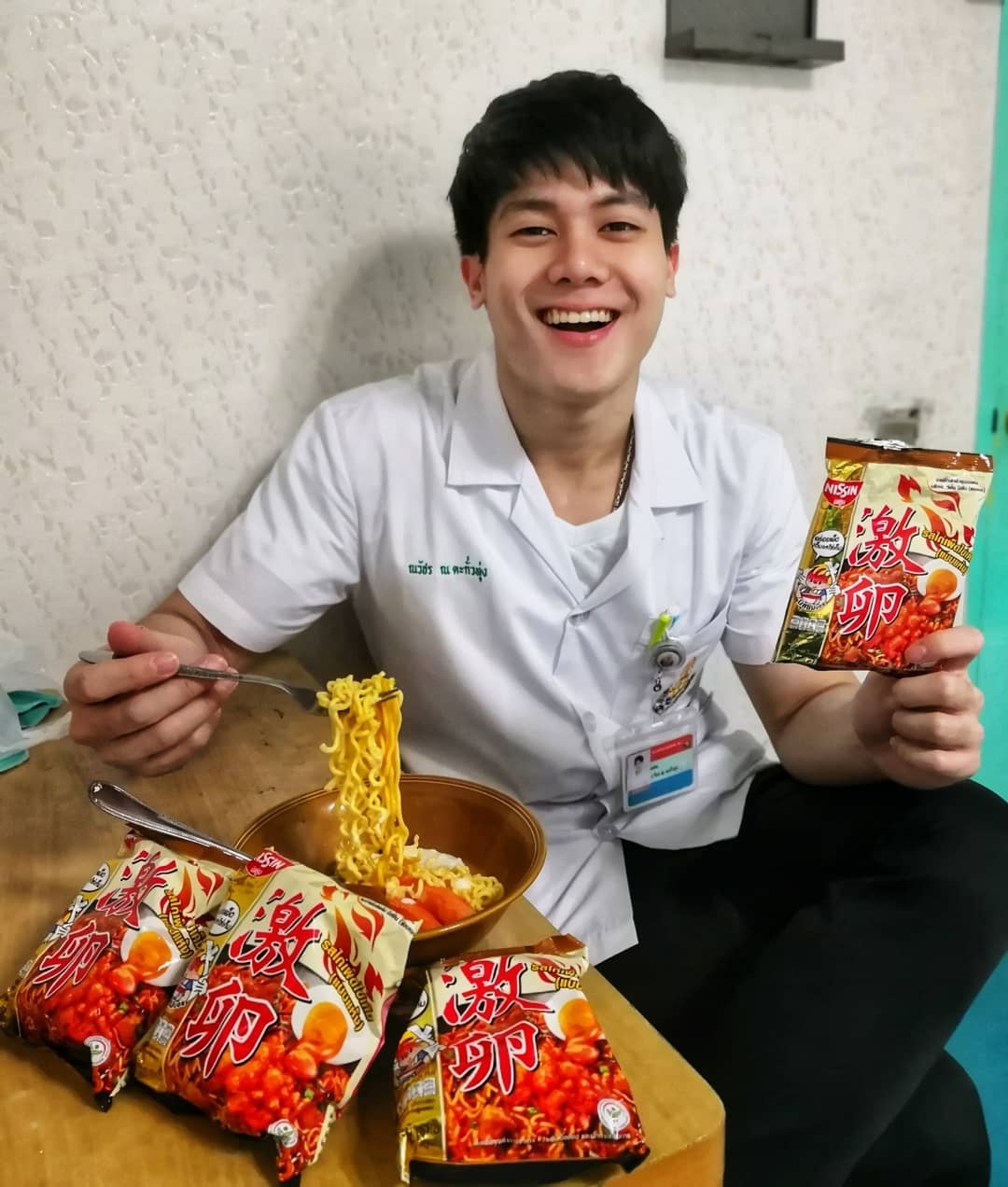 不過當他露齒笑的時候卻又像一個陽光開朗的大男孩