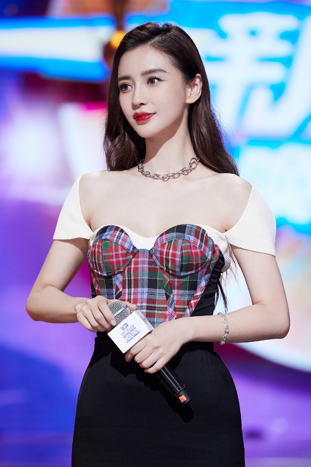 Angelababy黑眼圈殘樣曝光?法令紋顯老10歲現疲態