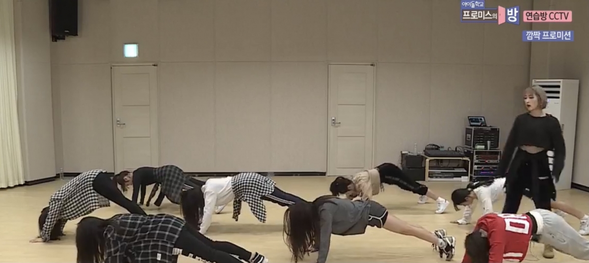 女團虐腹操step7開始前可以休息10秒。手掌按地,加上用腳尖撐起身體,然後恍如做掌上壓般,只是在最高點,中間點和最低點(胸口還保持沒有碰到地上)都要有一下停頓。這個做4下即可。