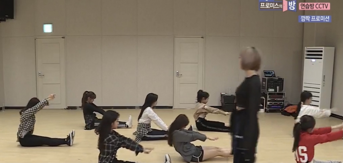 女團虐腹操step6c然後下來時還原動作,首先把手放於胸前,然後在躺下時舉高。重複4次,然後加速一倍,再做4次