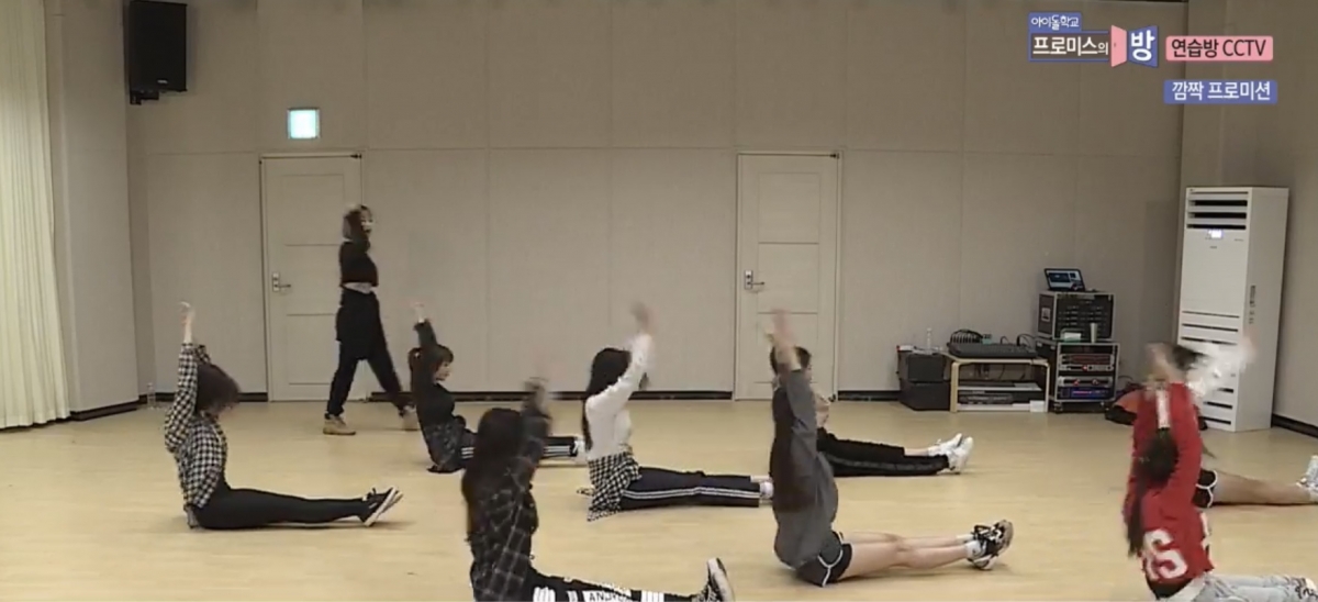 女團虐腹操step6b然後坐直的時候手再次舉高放頭上。