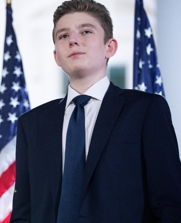 Barron 的身高一直是大家熱議的話題,14歲時的他身高已經直逼超模媽媽 Melania 和爸爸特朗普!