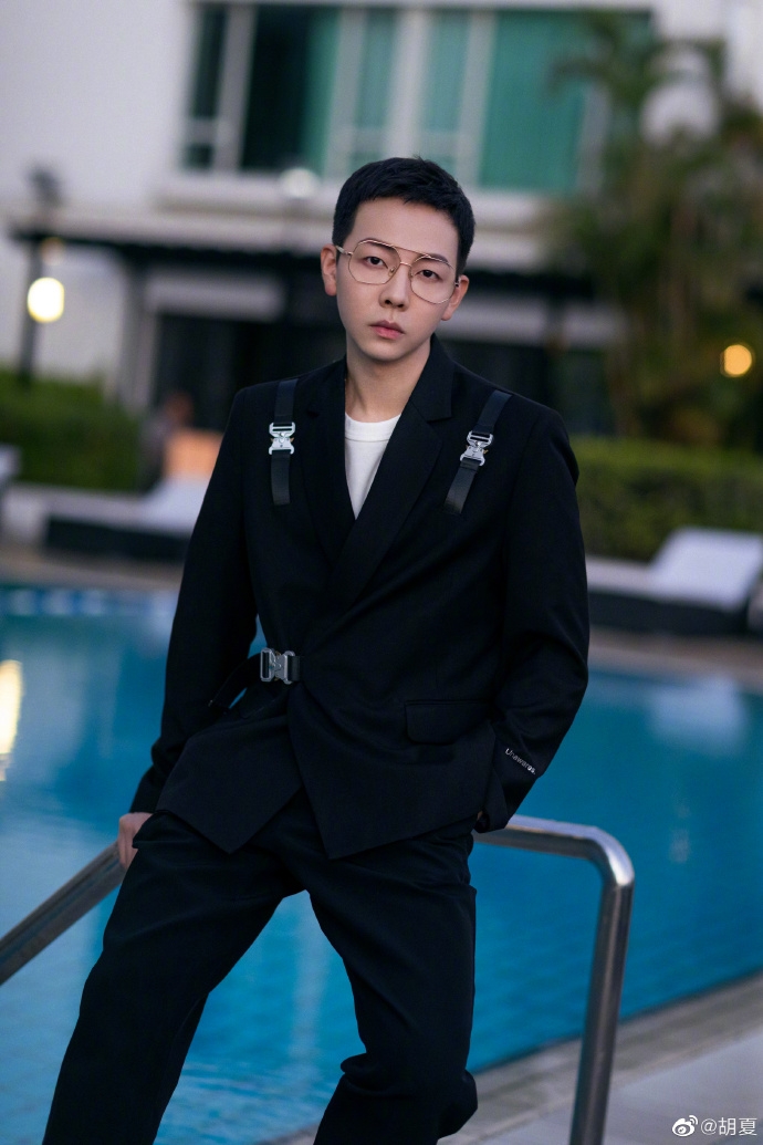 唱功了得但星途反展不太順的胡夏也來了參加,他在九年前因為「那些年」一曲爆紅,但在其後就不停在唱劇集的主題曲停滯不前。他在節目中也希望展示新的形象給大家。