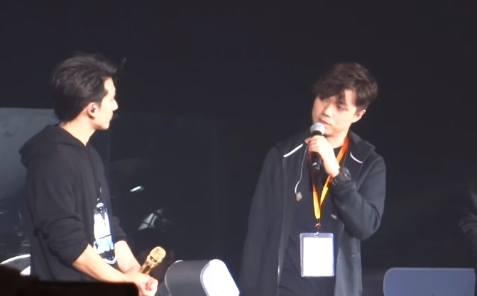 張敬軒為了讓他們在台上發揮最完美的歌聲,提供的私家咪給他們用~張敬軒隨後也被即興邀請上台,上台後張敬軒就給了BOY'Z一個深深的大擁抱
