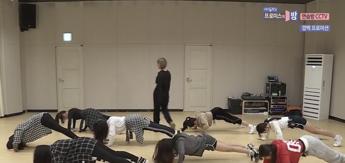 女團虐腹操step7a開始前可以休息10秒。手掌按地,加上用腳尖撐起身體,然後恍如做掌上壓般,只是在最高點,中間點和最低點(胸口還保持沒有碰到地上)都要有一下停頓。這個做4下即可。