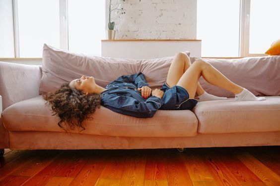 經痛實在是讓女生求生不得,求死不能~當男生問到:「你還好嗎?」的時候,總是不懂怎樣回答,而且那種痛真的是難以形容,大概大部分人也會說是:「腹部被鐵球打了一下」又或是「胃痛的感覺移到了腹部」。近日,網上就瘋傳了10句超貼切描述經痛的形容,看看有沒有同感吧!