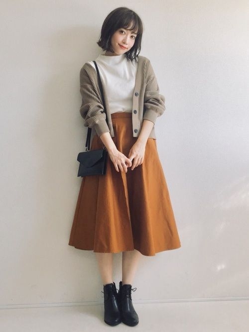 日系女生的穿搭有不少香港女生也很喜歡,細膩溫柔而且以舒適為上。不少日本雜誌也會介紹最新潮流穿搭,不過竟然近日有一篇「跟蹤丈夫的打扮穿著」的穿搭文章出現在有名的日雜《Marisol》中,驚艷不少網民成為城中熱話~