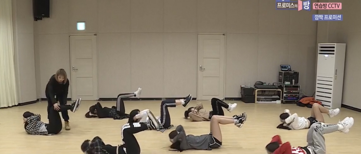 女團虐腹操step4把腿曲成L型,做8下慢的捲腹動作。