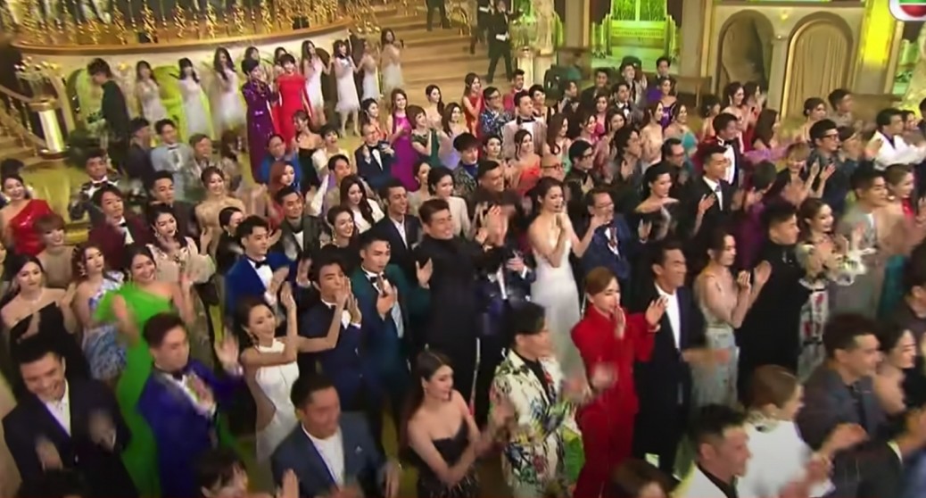 今年是TVB第53週年台慶,所有無綫藝人也會盛裝出席,紛紛出盡渾身招數,落足力表演表誠意。今年的表演節目被認為騎呢居多,藝人們勉強地表演十八般武藝,不少場面也讓網民看得很尷尬,一邊看也一邊為藝人們擔心冒汗,特別是蝦碌場面特別驚險,甩鞋一意外更可說是年度經典~