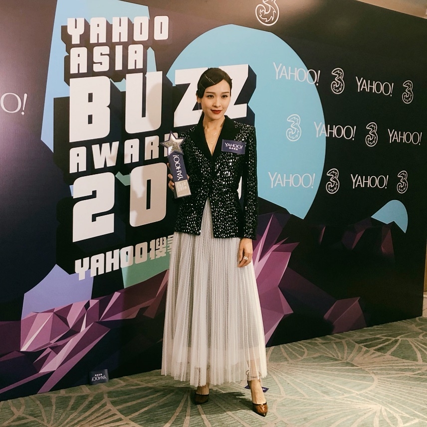 現在,就讓我們一起回顧李佳芯多年以來各種「惜肉如金」的禮服造型吧!
